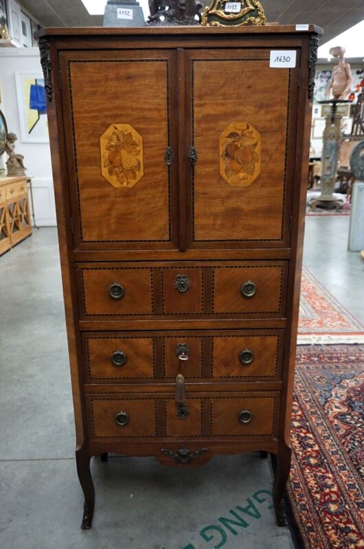 Intarzovaná skrinka