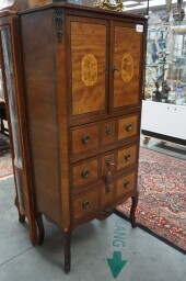 Intarzovaná skrinka