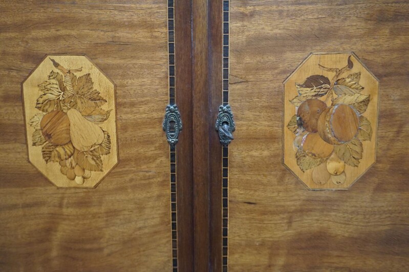 Intarzovaná skrinka