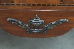 Intarzovaná skrinka