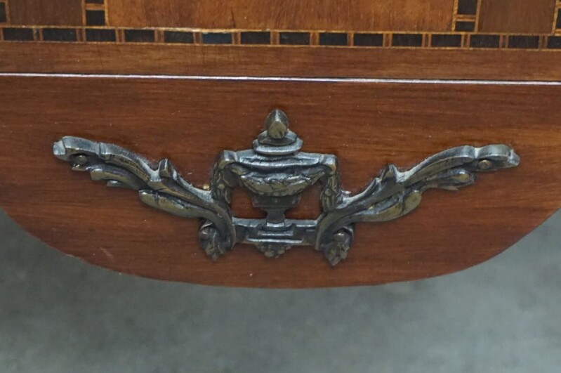 Intarzovaná skrinka