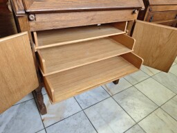 Písací stôl, kabinet