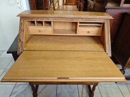 Písací stôl, kabinet