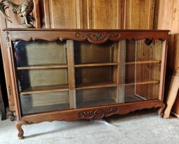 Knižnica, vitrína, polica