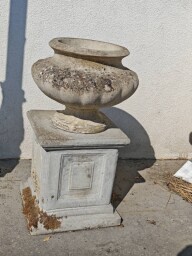 Veľká záhradná váza Medici na podstavci