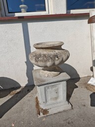 Veľká záhradná váza Medici na podstavci