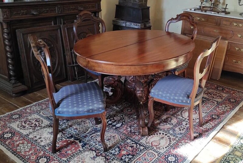 Starožitný jedálenský stôl a stoličky