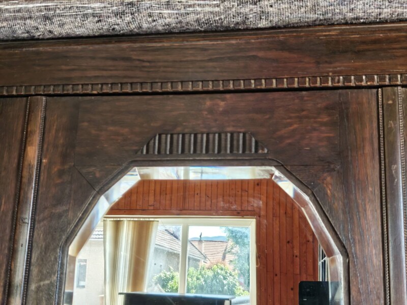 Art Deco šatníková skriňa so zrkadlom