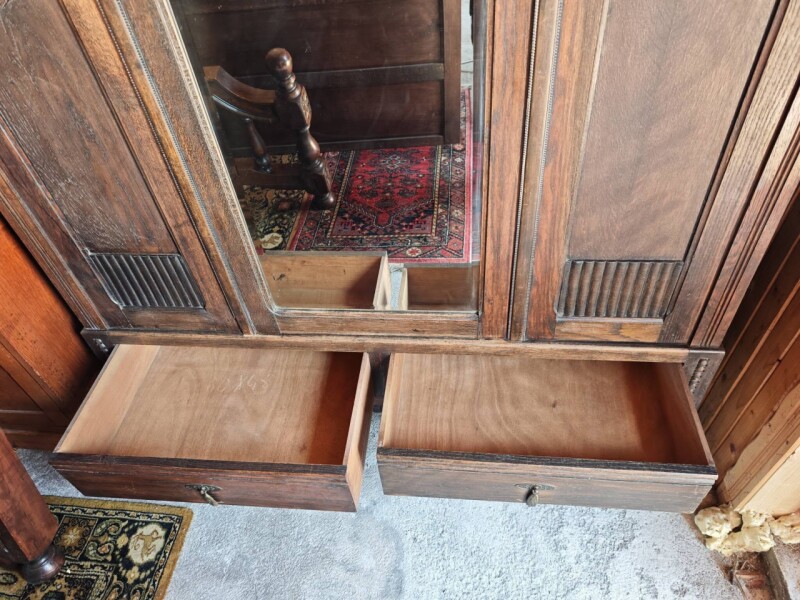 Art Deco šatníková skriňa so zrkadlom