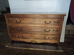 Masívna dubová komoda v štýle Louis XV