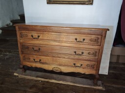 Masívna dubová komoda v štýle Louis XV