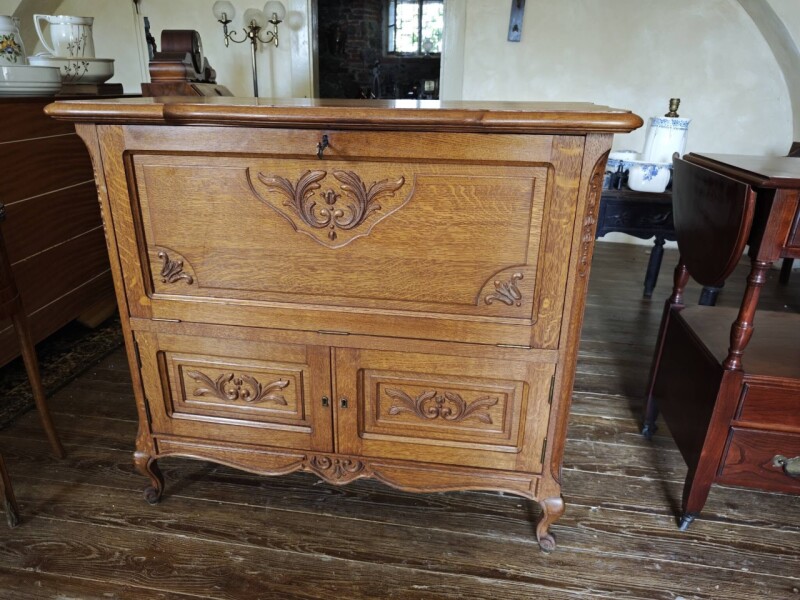 Vintage dubový barový kabinet v štýle Louis XV