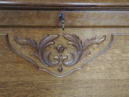 Vintage dubový barový kabinet v štýle Louis XV