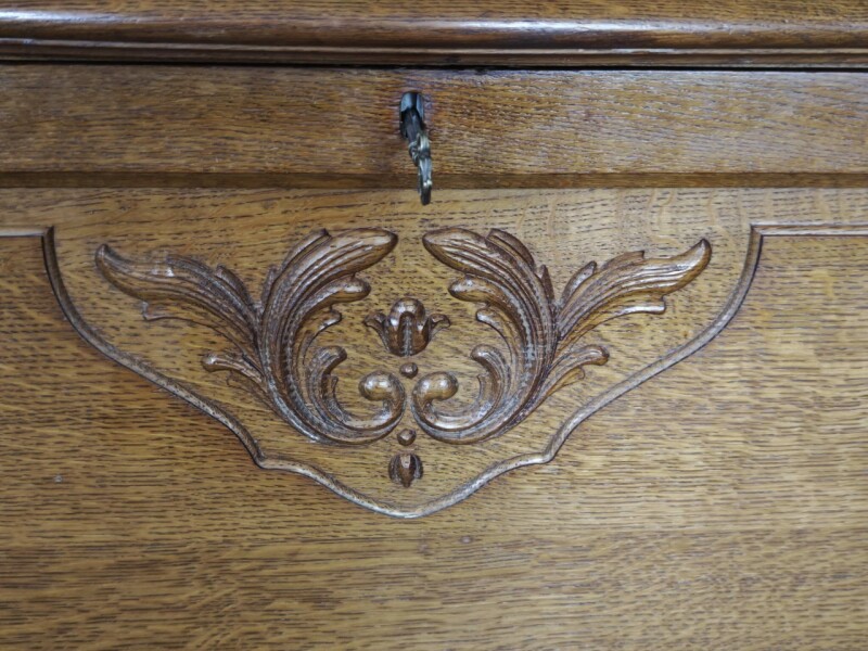 Vintage dubový barový kabinet v štýle Louis XV