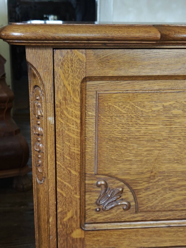 Vintage dubový barový kabinet v štýle Louis XV