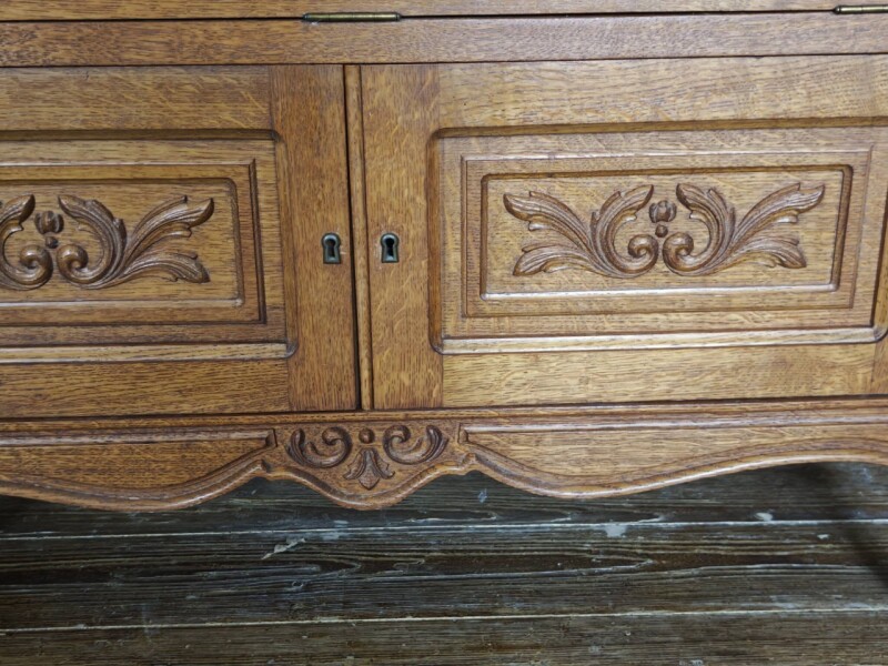 Vintage dubový barový kabinet v štýle Louis XV
