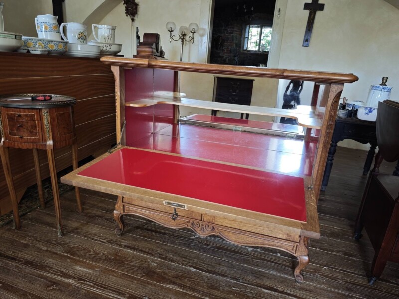 Vintage dubový barový kabinet v štýle Louis XV