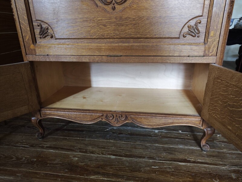 Vintage dubový barový kabinet v štýle Louis XV