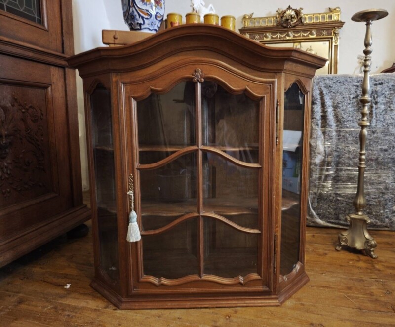 Veľká závesná vitrína v štýle Louis XV 