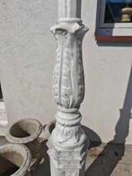 Vysoký dekoratívny kovový záhradný stĺp
