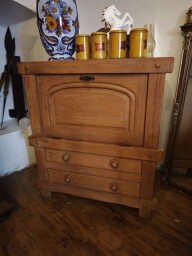 Vintage dubový barový kabinet