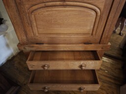 Vintage dubový barový kabinet