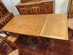 Jedálenský stôl a stoličky