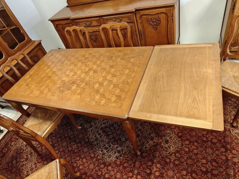 Jedálenský stôl a stoličky