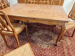 Jedálenský stôl a stoličky