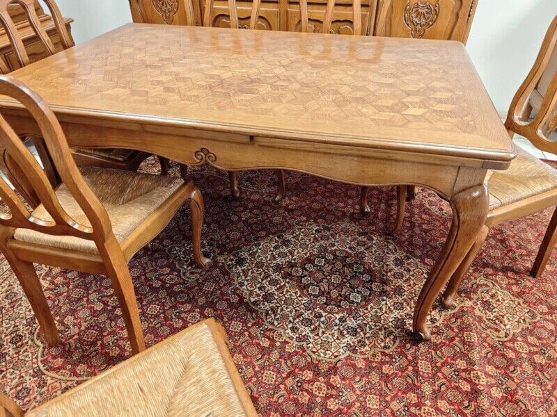 Jedálenský stôl a stoličky