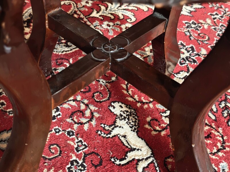 REZBOVANÝ ČÍNSKY PODSTAVEC S MRAMOROM