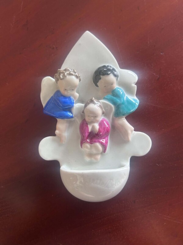 Starožitná porcelánová kropenička s anjelikmi a Ježiškom