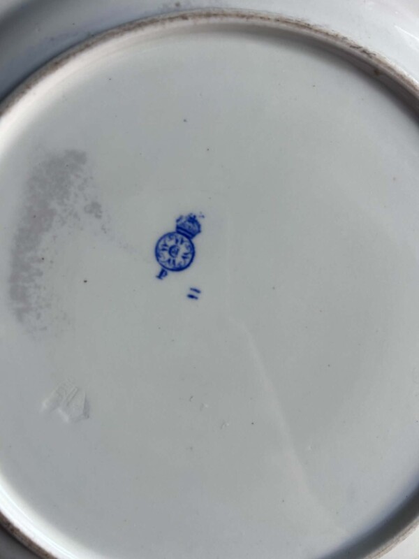 Starožitný dekoračný tanier v štýle Chinoiserie – modrobiely porcelán (1. polovica 20. storočia)🌿 (Úvodná fotografia na e-shope slúži ako naša interiérová vizualizácia pre vašu inšpiráciu. Reálny stav a autentické detaily starožitnosti nájdete na ostatný