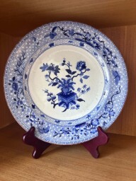 Starožitný dekoračný tanier v štýle Chinoiserie – modrobiely porcelán (1. polovica 20. storočia)🌿 (Úvodná fotografia na e-shope slúži ako naša interiérová vizualizácia pre vašu inšpiráciu. Reálny stav a autentické detaily starožitnosti nájdete na ostatný