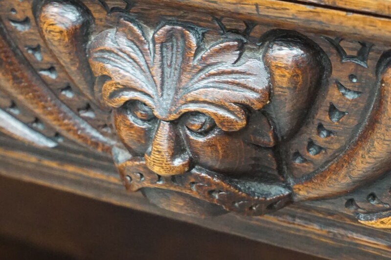 Dezertný stolík, komoda