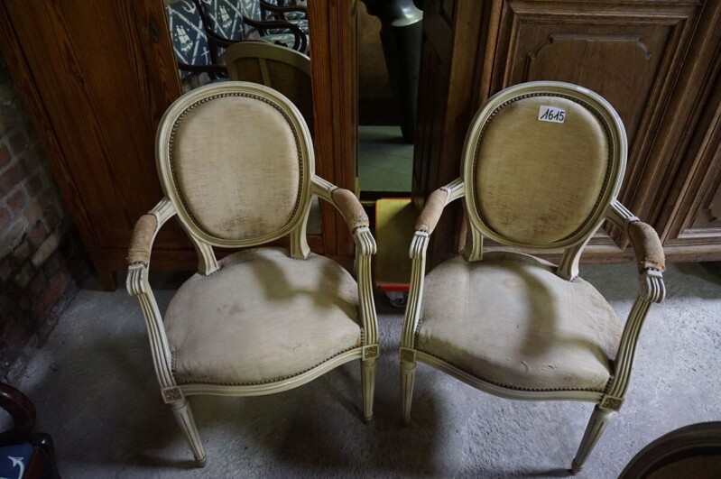 Polychrómované kreslá a stoličky