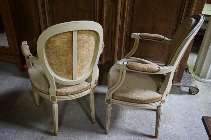 Polychrómované kreslá a stoličky
