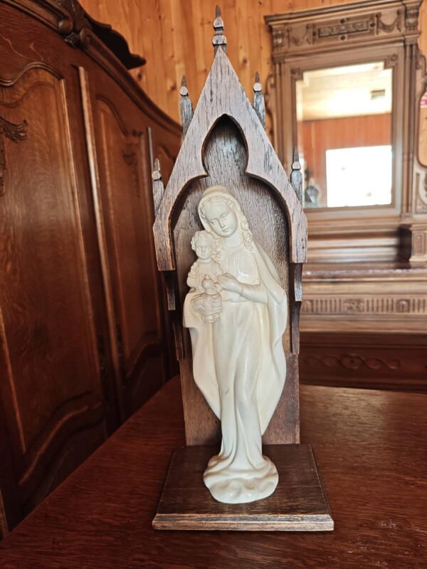 Drevená kaplnka so soškou Madony s dieťaťom