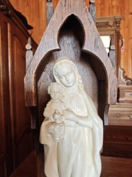 Drevená kaplnka so soškou Madony s dieťaťom