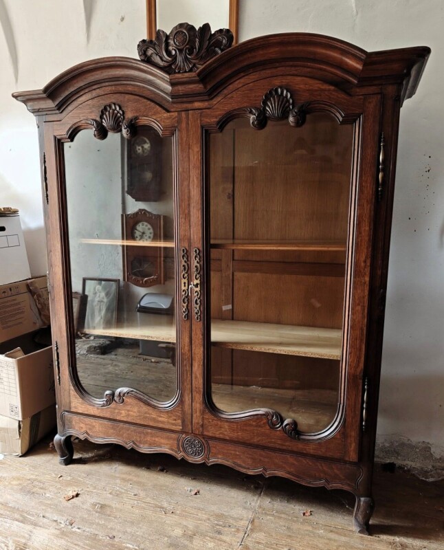 Knižnica, vitrína, skriňa