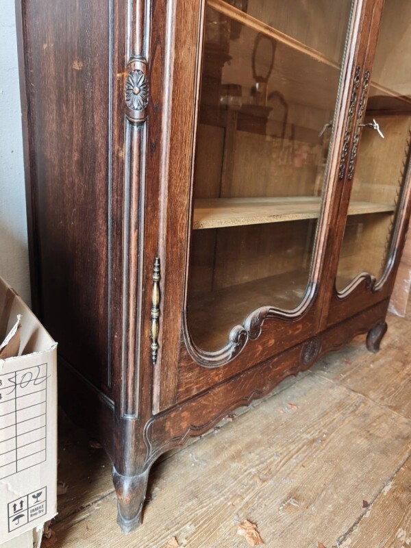 Knižnica, vitrína, skriňa