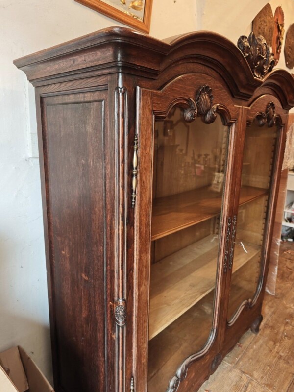 Knižnica, vitrína, skriňa