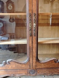 Knižnica, vitrína, skriňa