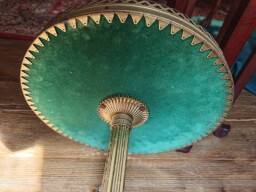 Okrúhly kovový podstavec