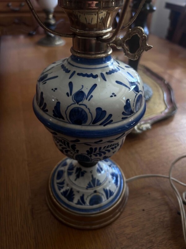 Lampa z delftského porcelánu (Delft Blue)