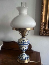 Lampa z delftského porcelánu (Delft Blue)